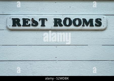 Holz- handgemachte Rest Zimmer Zeichen auf eine weiße Wand. Stockfoto