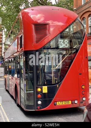 London, Großbritannien - 21 August 2019 - 38 rote Londoner Doppeldeckerbus für Victoria Queuing in Dänemark Straße. Stockfoto