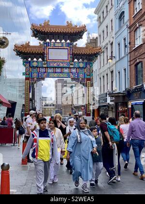 London, Großbritannien - 21 August 2019: Menschen zu Fuß in Chinatown, West London. Stockfoto