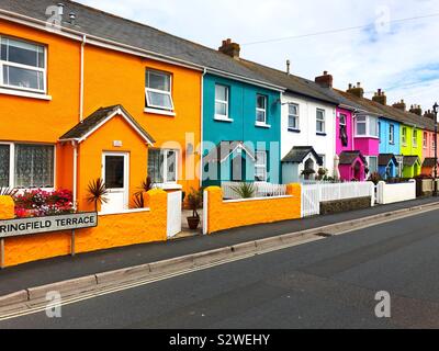 Bunte Häuser in Westward Ho!, Devon, England. Stockfoto