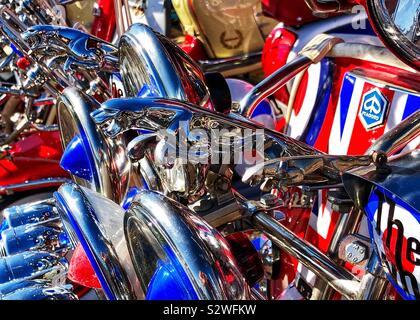 Brighton, UK. Jaguar und Union Jack Dekoration auf einen Roller als Mods sammeln in strahlender Sonne für die jährliche August Bank Holiday Mod Weekender Rallye. Stockfoto