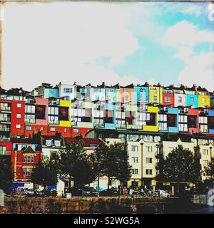 Bunte Häuser mit Blick auf den Hafen von Bristol in England Stockfoto