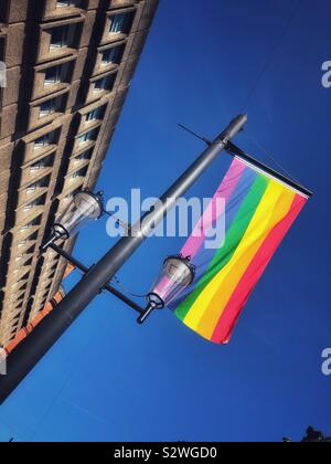 LGBT-Flagge vor blauem Himmel in Cardiff Stolz Tag fliegen. Stockfoto