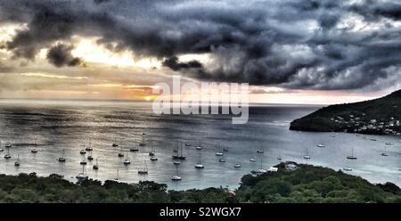 Sonnenuntergang über Admiralty Bay und Prinzessin Margaret Strand - Bequia, St. Vincent und die Grenadinen Stockfoto