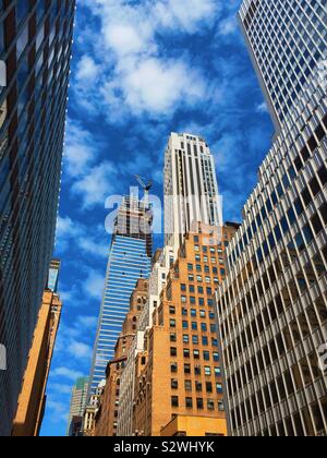 Büro Gebäude entlang der Madison Avenue in Midtown Manhattan mit einem Vanderbilt im Bau an der 42nd St., New York, USA Stockfoto