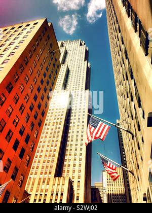 Amerikanische Flaggen in Rockefeller Center, Midtown Manhattan, New York City, USA Stockfoto