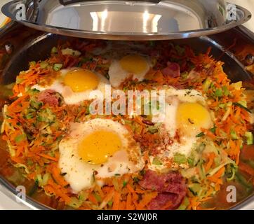 Eier mit der Türkei Speck und zerkleinerte Gemüse in einer Pfanne Stockfoto