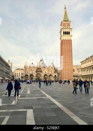 Blick über die Piazza San Marco, Venedig, Italien, auf den Campanile von San Marco Turm und St. Mark's Basilika. Stockfoto