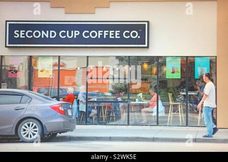 Street Fotografie, in Kensington, Calgary, Alberta, Kanada, Coffee Shop Kunden und ein Mann auf der Straße Stockfoto