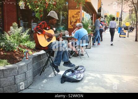 Street Fotografie, in Kensington, Calgary, Alberta, Kanada, Straßenmusiker, Gaukler Stockfoto