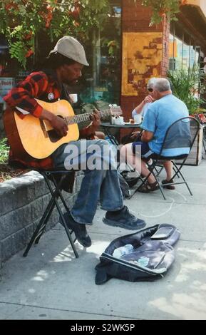 Street Fotografie, in Kensington, Calgary, Alberta, Kanada, Street Street Fotografie, in Kensington, Calgary, Alberta, Kanada, Straßenmusiker Gaukler, Musiker, Gaukler Stockfoto