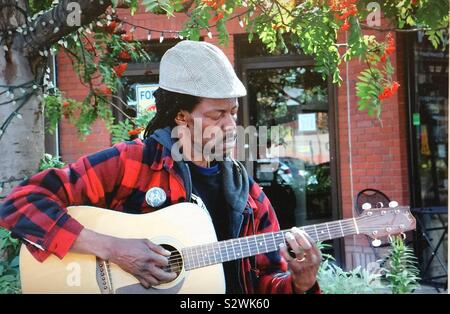 Street Fotografie, in Kensington, Calgary, Alberta, Kanada, Gaukler, Musiker, Gitarrist Stockfoto