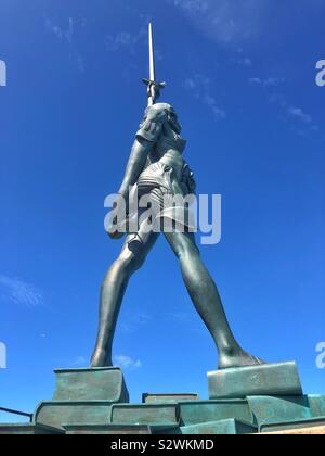 Verity - Skulptur von Damien Hirst auf den Hafen von Ilfracombe. Stockfoto