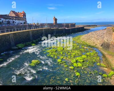 Lynton, North Devon, an der Mündung des Ostens Lyn und West Lyn Flüsse als verschmelzen sie das Meer zu verbinden. Stockfoto