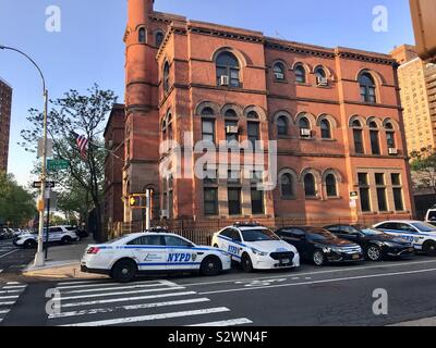 New York City Police Department 88th Precinct, Brooklyn - Polizeistation an der Ecke Classon Avenue und Dekalb Avenue mit mehreren Polizei interzeptoren vor Der builging geparkt - New York, USA Stockfoto