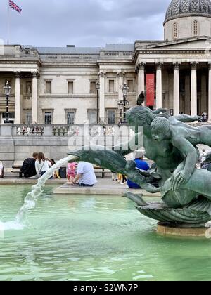 London, Großbritannien - 28 August 2019: ein Brunnen auf dem Trafalgar Square. Stockfoto