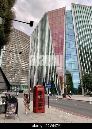 London, Großbritannien - 28 August 2019: Die bunten Nova Norden Bürohochhaus in Buckingham Palace Road, Bressenden Place, Victoria. Stockfoto