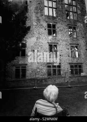 Frau im Rollstuhl an Hardwick alte Halle, Derbyshire, England. Tudor Periode Haus zwischen 1587-96 für Bess von Hardwick, Elizabeth Shrewsbury gebaut Stockfoto