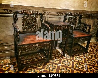 Antike chinesische Möbel in der Lobby des Cheong Fatt Tze (aka Der Blaue Villa), einem chinesischen Herrenhaus aus dem späten 19. Jahrhundert restauriert und nun als Boutique Hotel, Georgetown, Penang, Malaysia Stockfoto