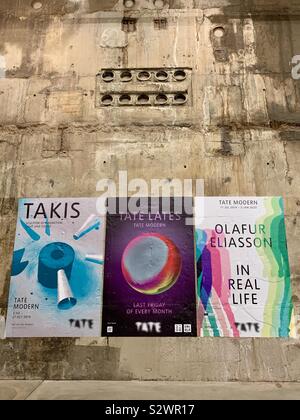 London, Großbritannien - 29 August 2019: Plakate in der Tate Modern Werbung aktuelle Veranstaltungen - Takis und Olafur Eliasson im realen Leben. Stockfoto