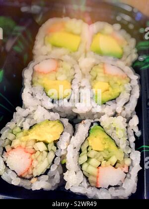 Flach, ein japanisches Restaurant, Lieferung von California Roll Stockfoto