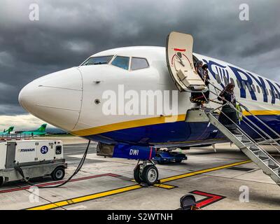 Die Entrindung eine Ryanair Boeing 737 Flugzeug Stockfoto