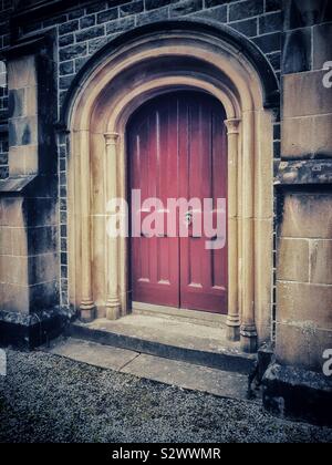 Gewölbte Kirche Tür. Stockfoto