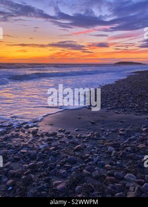 Sonnenuntergang abendrot am strand mit llangennith Burry Halligen in der Ferne, Gower, Swansea, South West Wales, August. Stockfoto