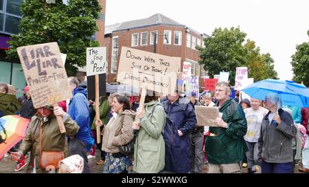Macclesfield Marktplatz protestieren, protestieren Menschen März außerhalb Macclesfield Town Hall September 02, 2019 Stockfoto