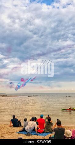 Die Leute am Strand beobachten Toronto Air Show. Stockfoto