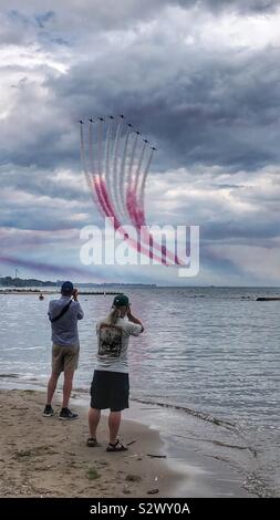 Fotografen Fotografieren der Snowbirds fliegen um Toronto's Labor Day Air Show. Stockfoto