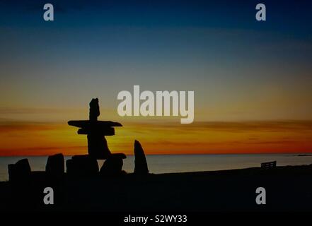 Dieses große inukshuk liegt am Ufer des Hudson Bay bei Churchill, Manitoba, Kanada inmitten schroffe Wildnis. Stockfoto