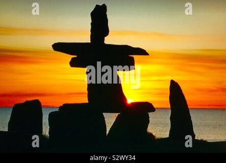 Dieses große inukshuk liegt am Ufer des Hudson Bay bei Churchill, Manitoba, Kanada inmitten schroffe Wildnis. Stockfoto