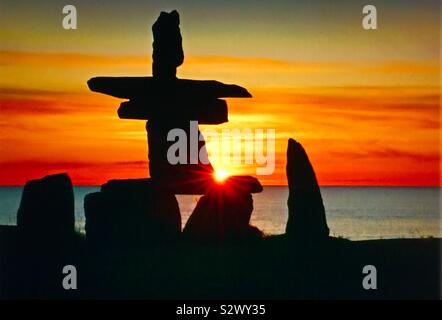 Dieses große inukshuk liegt am Ufer des Hudson Bay bei Churchill, Manitoba, Kanada inmitten schroffe Wildnis. Stockfoto