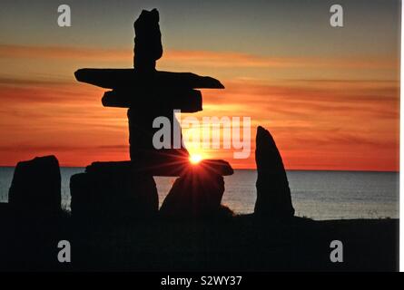 Dieses große inukshuk liegt am Ufer des Hudson Bay bei Churchill, Manitoba, Kanada inmitten schroffe Wildnis. Stockfoto