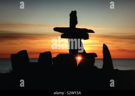 Dieses große inukshuk liegt am Ufer des Hudson Bay bei Churchill, Manitoba, Kanada inmitten schroffe Wildnis. Stockfoto