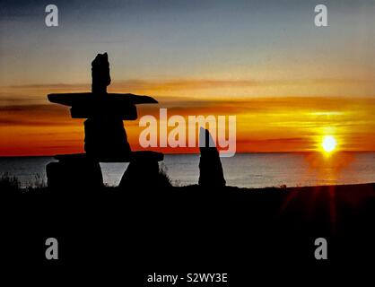 Dieses große inukshuk liegt am Ufer des Hudson Bay bei Churchill, Manitoba, Kanada inmitten schroffe Wildnis. Stockfoto