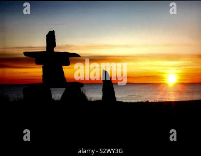 Dieses große inukshuk liegt am Ufer des Hudson Bay bei Churchill, Manitoba, Kanada inmitten schroffe Wildnis. Stockfoto