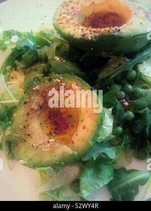 Flach in der Nähe von eine reife Avocado und frische Erbsen Salat Stockfoto