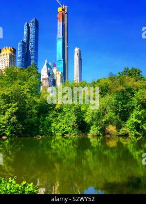 Super hohen Wolkenkratzer als vom Central Park gesehen haben, die Skyline von Midtown Manhattan, NYC, USA ändern Stockfoto