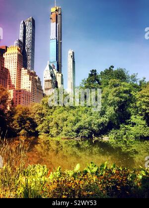 Super hohen Wolkenkratzer als vom Central Park gesehen haben, ändern Sie die Skyline von Midtown Manhattan, New York City, USA Stockfoto