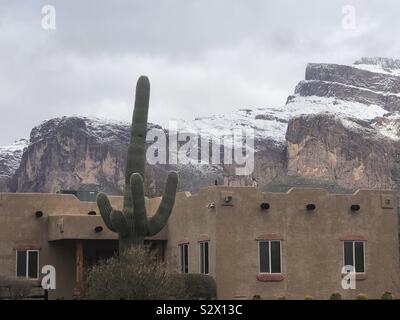 Südwesten Stil Adobe Startseite Vor Superstition Mountains Arizona Stockfoto
