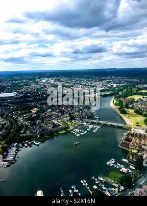 Blick auf den Fluss Itchen und Cobden Brücke in Southampton, Großbritannien von Southampton-Schipol Flug, Juni 2017 Stockfoto