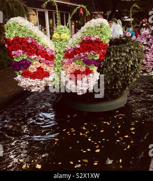 Schmetterling Anzeige aus bunten künstliche Blumen gebaut Stockfoto