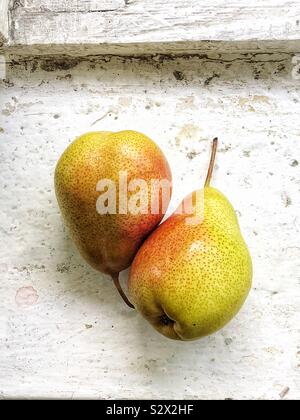 2 reife Birnen auf Alte bemalte Fensterbänke Stockfoto