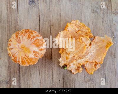 Mandarin auf alten Holztisch geschält. Stockfoto