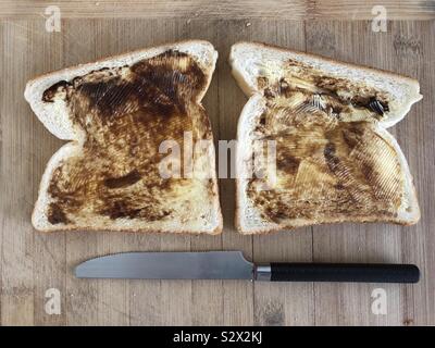 Vegemite und Butter auf weißem Brot ist ein typisch australisches Frühstück. Stockfoto