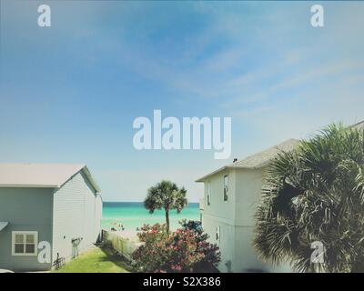 Blick auf den Strand in der Nähe von Panama City Beach Florida. Der Golf von Mexiko ist die gewohnt schöne Schattierungen von Blau und Grün. Stockfoto