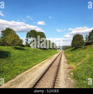 Einspurige Eisenbahnlinie durch die Landschaft Stockfoto