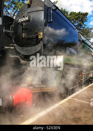 Dampf aus einer Lokomotive auf der Gloucestershire Warwickshire Steam Railway Stockfoto